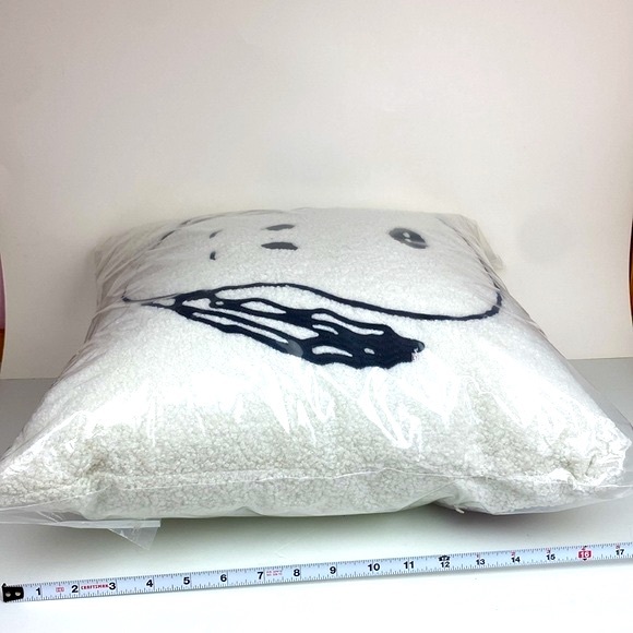 Snoopy Sherpa Peanuts Pillow, embroidered detail, 18”x18”, removable cover NEW - Picture 14 of 16